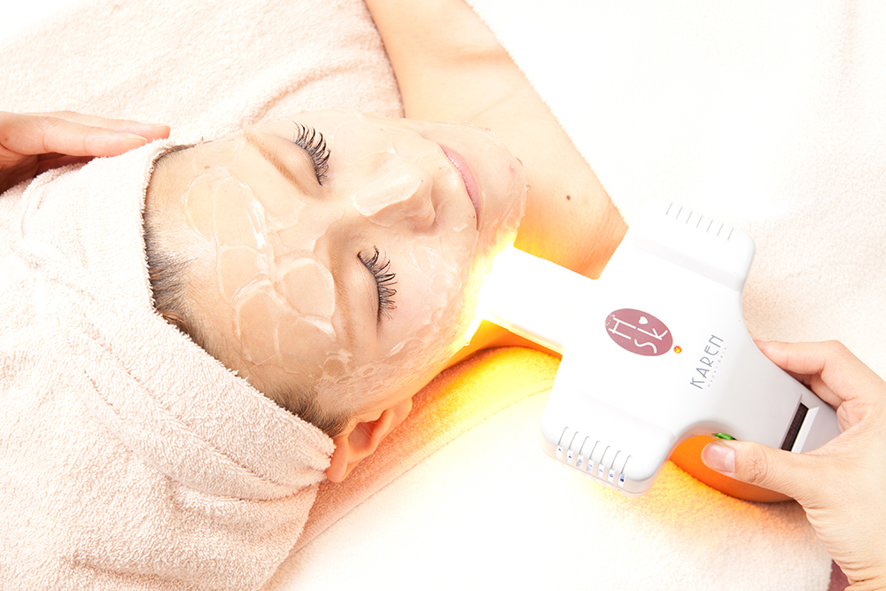 ハイパースキン脱毛で顔の脱毛照射をしている様子の写真